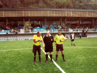 Arbitro y asistentes listos para dirigir partido de fútbol