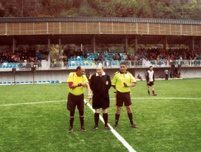 Arbitro y asistentes listos para dirigir partido de fútbol