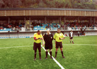 Arbitro y asistentes listos para dirigir partido de fútbol