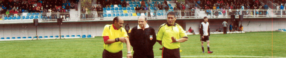 Arbitro y asistentes listos para dirigir partido de fútbol