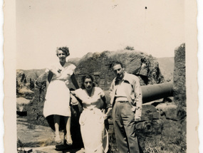 Nancy de paseo con amigos en Castillo de Niebla