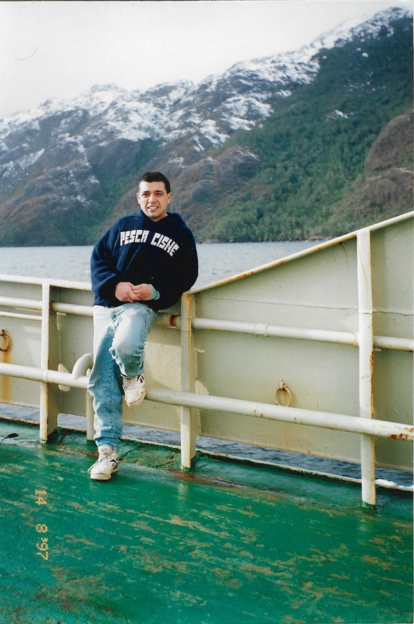 Joven a bordo de buque pesquero Joven a bordo de buque pesquero