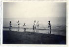 Niños y niñas juegan en la playa Niños y niñas juegan en la playa