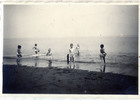 Niños y niñas juegan en la playa