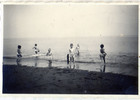 Niños y niñas juegan en la playa Niños y niñas juegan en la playa