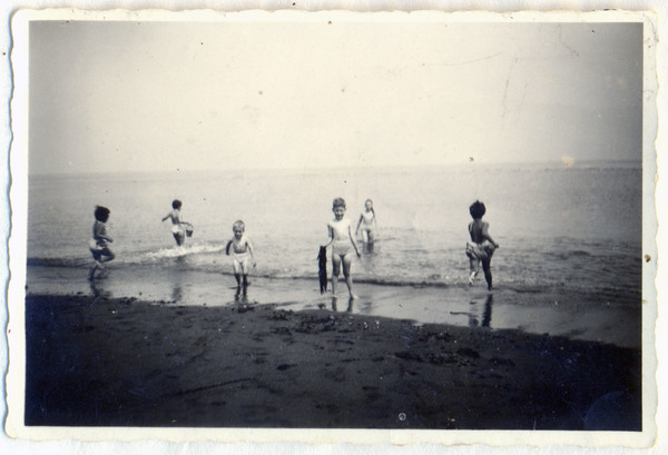 Niños y niñas juegan en la playa