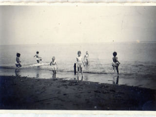 Niños y niñas juegan en la playa Niños y niñas juegan en la playa