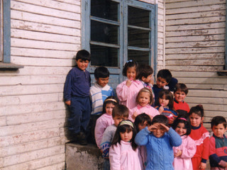 Los niños del kínder posando