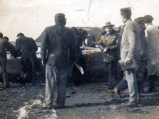 Vecinos bajando un bote en la bahía de Achao Vecinos bajando un bote en la bahía de Achao