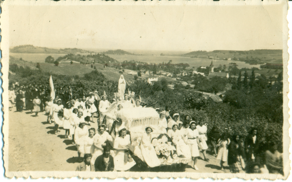 Procesión en honor a Virgen María Procesión en honor a Virgen María