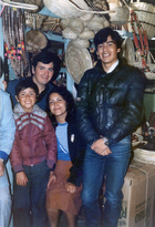 Dorila Hermosilla con su familia en su primer local