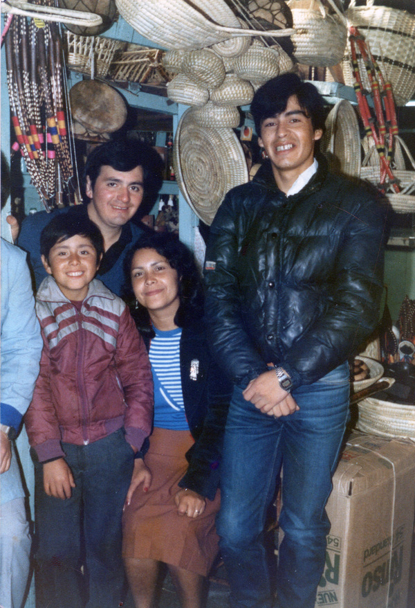 Dorila Hermosilla con su familia en su primer local Dorila Hermosilla con su familia en su primer local