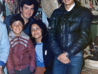 Dorila Hermosilla con su familia en su primer local Dorila Hermosilla con su familia en su primer local