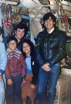 Dorila Hermosilla con su familia en su primer local Dorila Hermosilla con su familia en su primer local