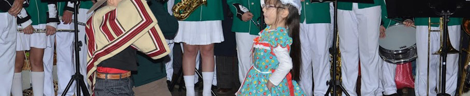 Pareja de niños bailando cueca