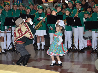 Pareja de niños bailando cueca