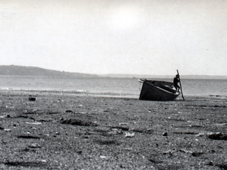 Niño saltando desde el bote a la playa