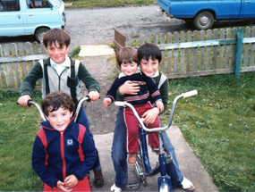 Niños en bicicleta