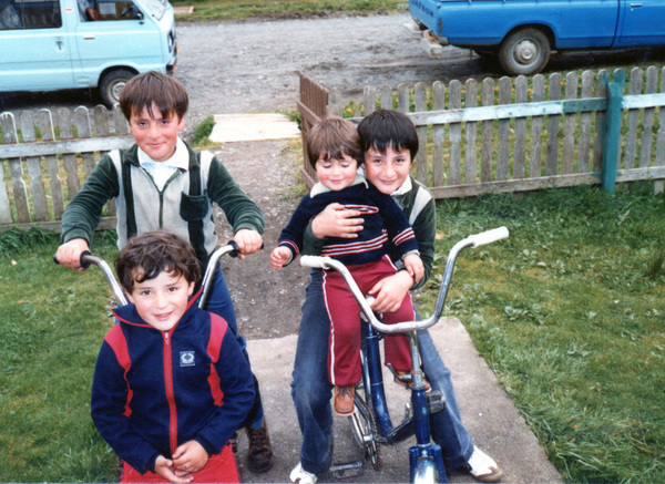 Niños en bicicleta Niños en bicicleta