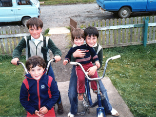 Niños en bicicleta