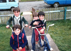 Niños en bicicleta Niños en bicicleta