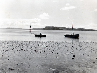 Botes veleros en la bahía de Achao