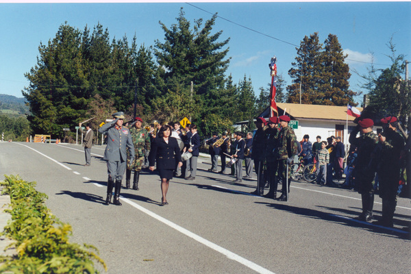 Desfile cívico militar en Las Cascadas