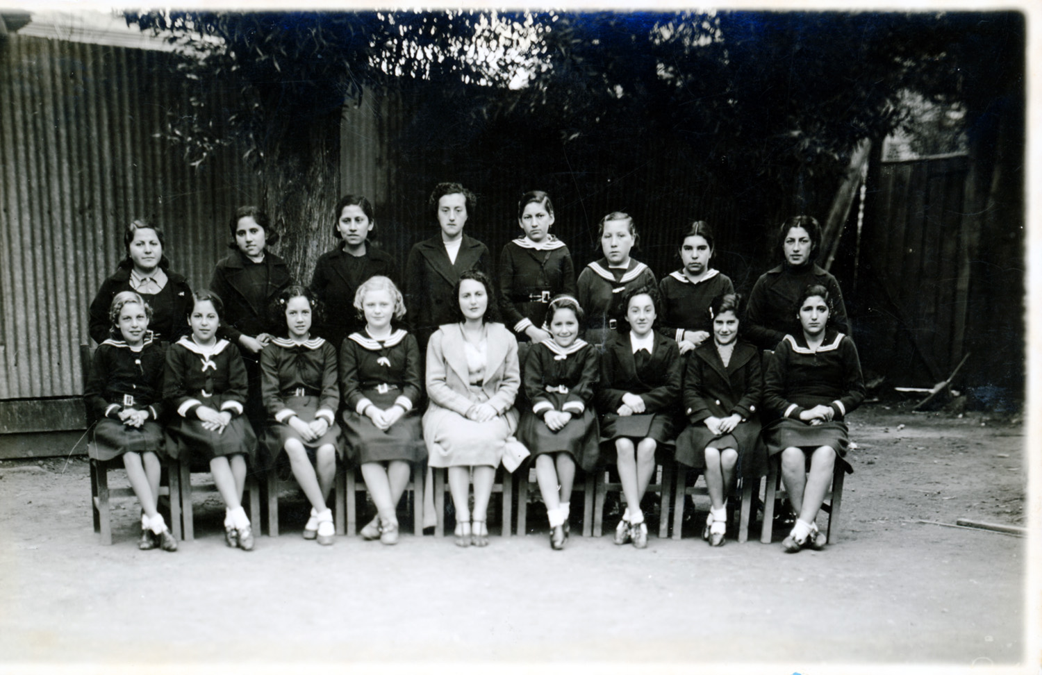 Estudiantes junto a la profesora