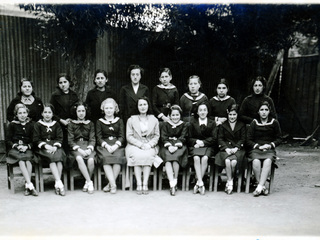 Estudiantes junto a la profesora Estudiantes junto a la profesora