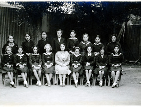 Estudiantes junto a la profesora