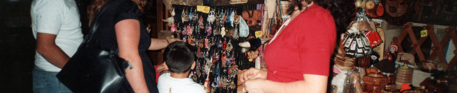 Atendiendo a los clientes en el mercado