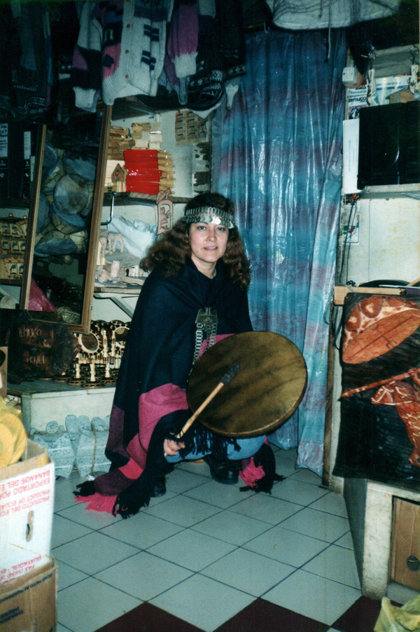 Con vestimenta mapuche en el mercado