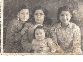Ester Faunes Vargas junto a sus hijos Ester Faunes Vargas junto a sus hijos