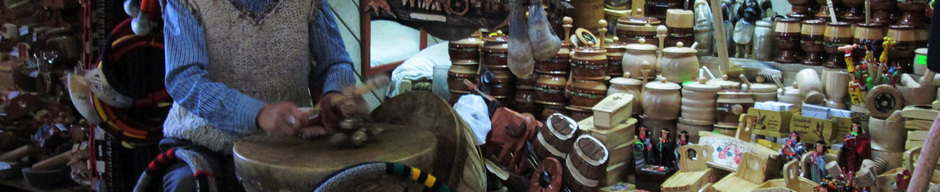 Locatario tocando kultrún Locatario tocando kultrún