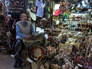 Locatario tocando kultrún Locatario tocando kultrún