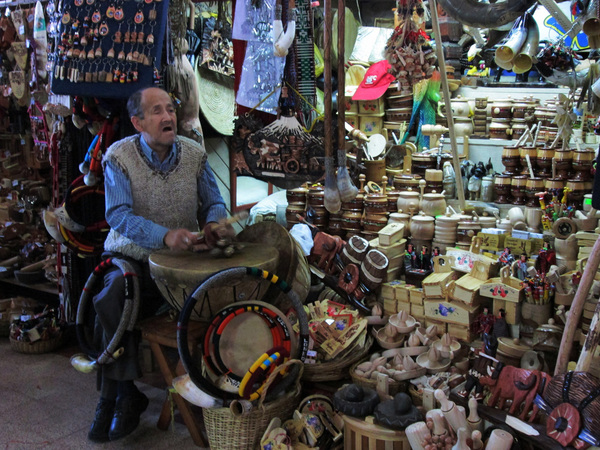 Locatario tocando kultrún