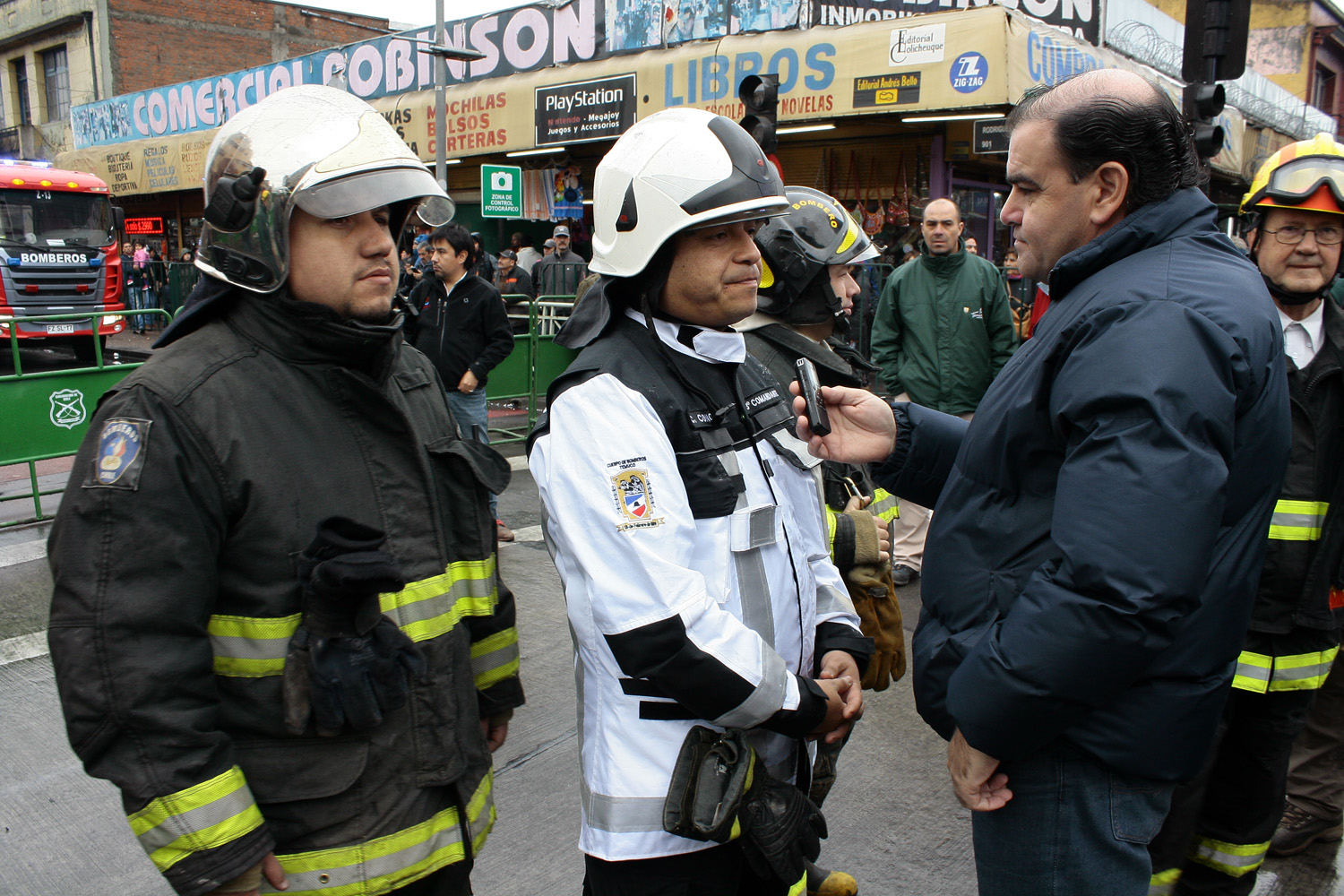 Bomberos en el incendio del Mercado Modelo