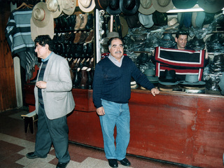 Vendiendo sombreros en la tienda