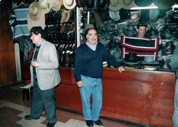 Vendiendo sombreros en la tienda Vendiendo sombreros en la tienda
