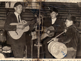 Presentación musical de los hermanos González Presentación musical de los hermanos González