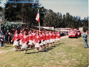 Brigada femenina en desfile de fiestas patrias
