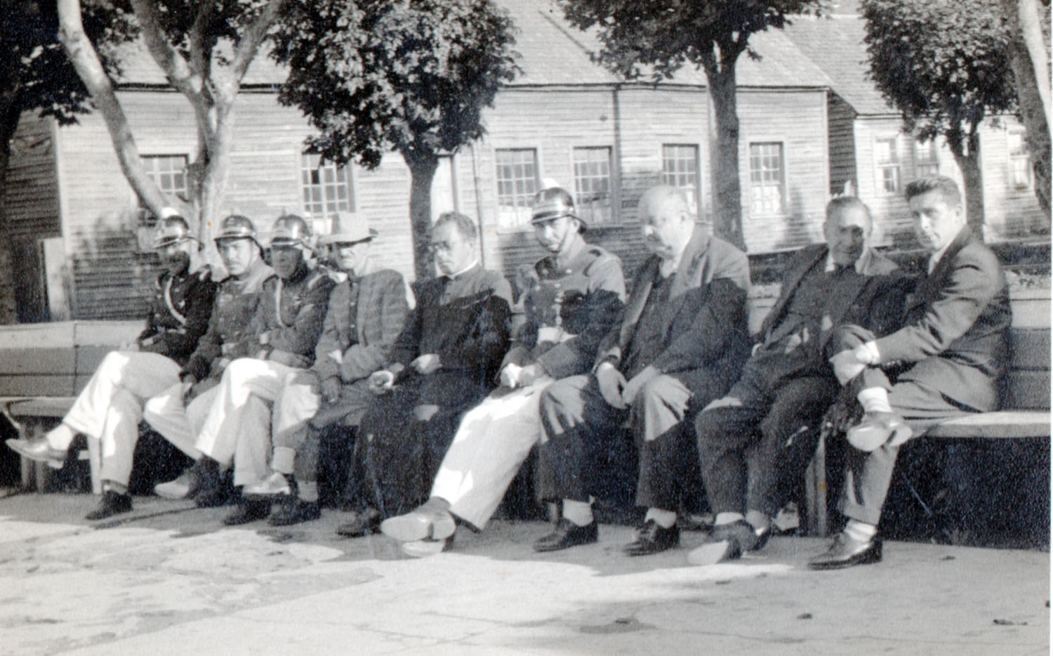 Autoridades de antaño en la plaza de armas de Achao