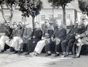 Autoridades de antaño en la plaza de armas de Achao