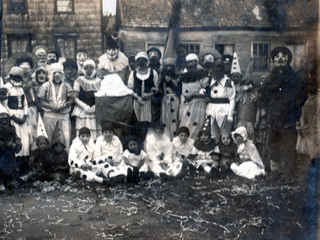 Carnaval de disfraces en fiesta de la primavera