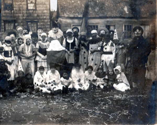 Carnaval de disfraces en fiesta de la primavera