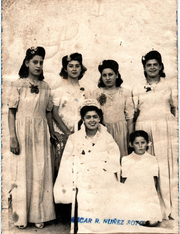 La reina y sus acompañantes La reina y sus acompañantes