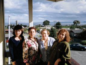 Posando en el balcón de la casa Posando en el balcón de la casa