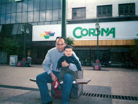 Paseo de padre e hijo por el centro de la ciudad