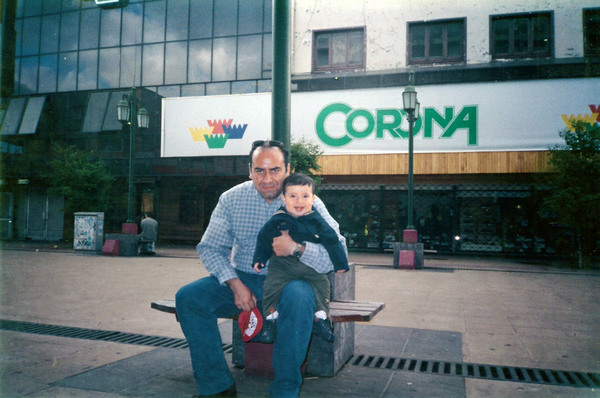 Paseo de padre e hijo por el centro de la ciudad