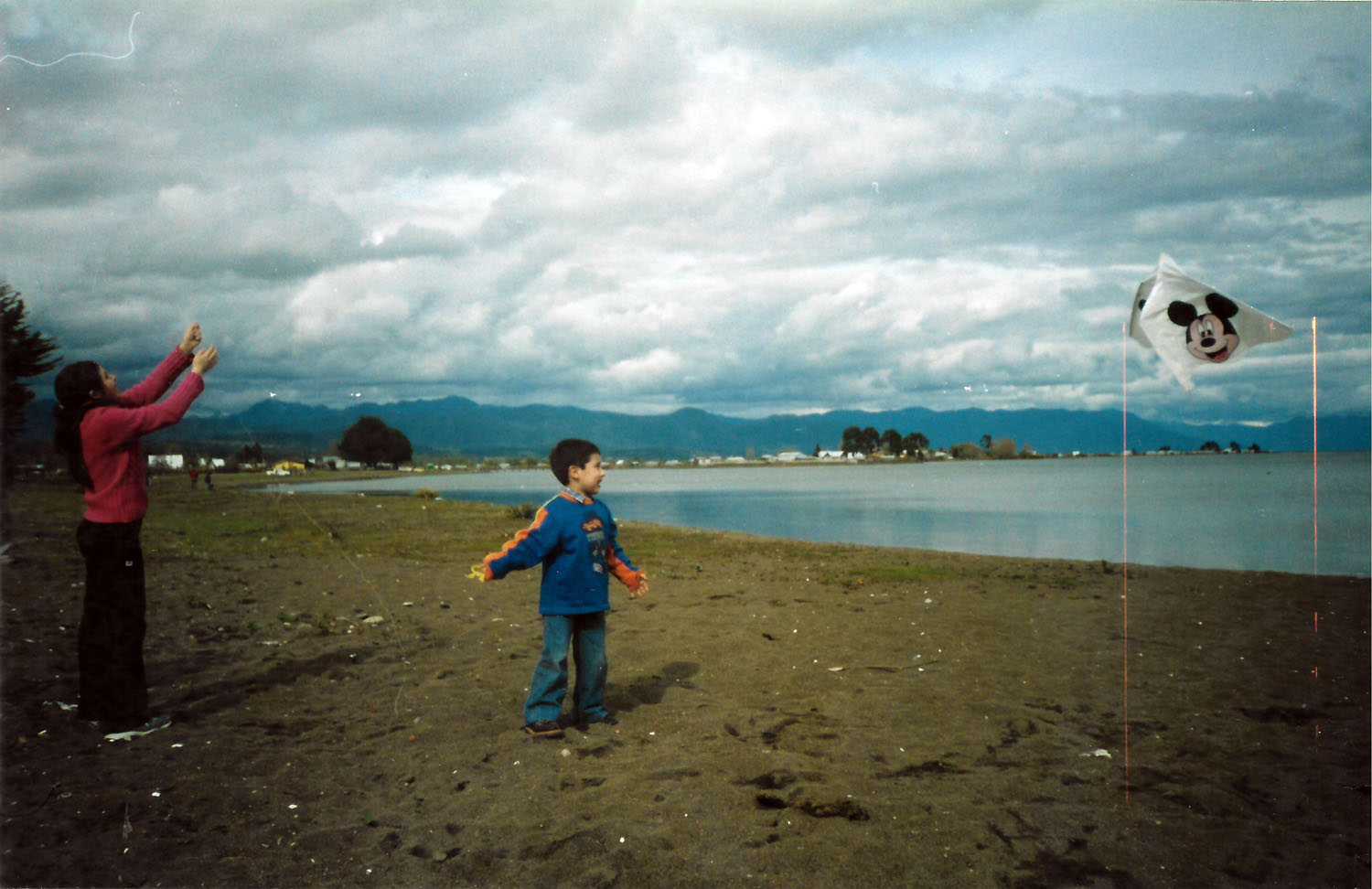 Elevando volantín en playa Pelluco